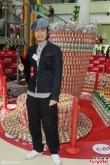 组图：黄子华入选男神榜 自嘲吃云吞有一手