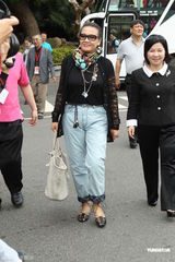 组图：张兰高调抵台引关注 赞台湾环境有望置产