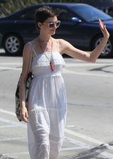 组图：安妮-海瑟薇街拍LOOK 吊带白裙清爽