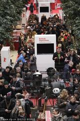 组图：柏林影展紧张筹备 民众排队买票现场爆满