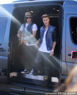 组图：比伯当街献唱谢歌迷 小天王自恋摸发