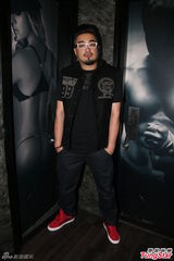 组图：恭硕良酒吧开唱 林德信现身支持