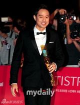 组图：李贤宇金素妍等星亮相釜山电影节开幕式