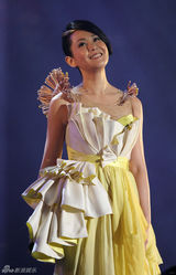 幻灯：刘若英北京个唱着超人装 与歌迷大合唱落泪