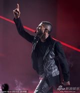 组图：亚瑟小子深情开唱 捂耳伸手表情纠结