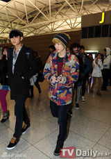 组图：韩团EXO-M与INFINITE赴菲律宾亮相机场