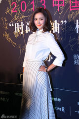 姚晨露背装秀性感 范冰冰否认收婚戒称自备(图)