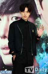 组图：张亮演韩剧牵手朴海镇 李钟硕黑西装帅气