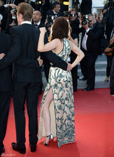 组图：暮光女戛纳走秀罩杯小难撑深V