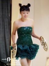 《一仆二主》闫妮造型奇葩 自黑Lady妮妮