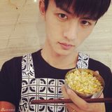 组图：张亮超模好友刘畅走红 长腿奶爸偶像颜