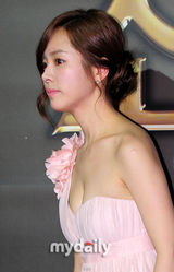 组图：金明敏《名侦探》试映 韩智敏粉裙低胸抢镜