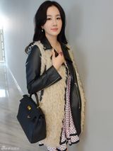 组图：孟瑶春装街拍秀妩媚女人范儿