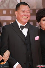 组图：万梓良携太太及亲友亮相金像奖红毯