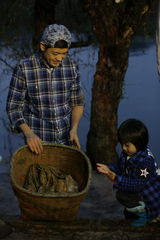 组图：爸爸去哪儿第六期海量图 萌宝帅爸卖菜忙