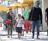 组图：阿尔芭一家甜蜜出游 与丈夫拥抱秀恩爱