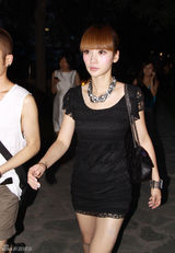 组图：柳岩蕾丝造型秀性感 主持表演跨界连轴忙