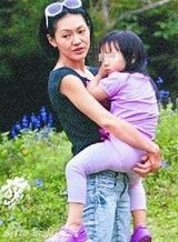 幻灯图：小S微博秀天伦之乐 带女儿看动物现场直播