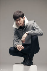 组图：张翰曝优雅写真 玉面战神展俊朗风度