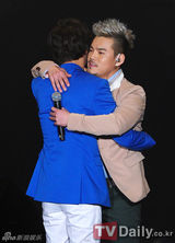 组图：尹施允捧场好友李正个唱献声抢镜