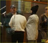 组图：水果姐情变素颜出行 拥抱异性友人求安慰