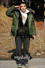 组图：韩国演员刘建放弃美国永久居住权参军