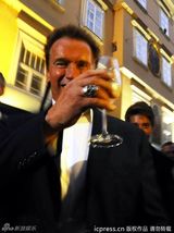 组图：施瓦辛格携子回家乡奥地利 撑红伞排场大