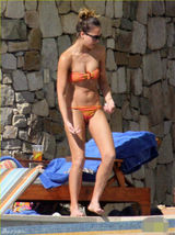 杰西卡-阿尔芭携女度假 穿比基尼当众调胸(图)