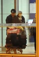 独家：莫文蔚与助理低调来京 黑色外套口罩遮面