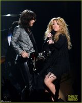 组图：佩里乐队激情出演 女主唱黑短裙秀美腿