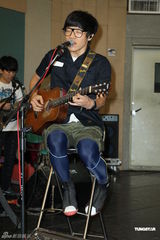 组图：卢广仲不畏台风彩排 郭采洁探班送补品