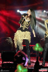 组图：S.H.E秀磅礡鼓技 压轴扛台北跨年