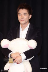 组图：郭采洁杨一展接捧《小资》 邱泽抱熊卖萌