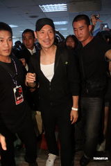 组图：张学友抵台准备个唱 签名握手毫无架子