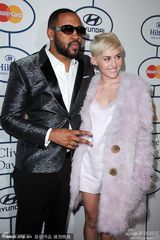 组图：麦莉格莱美派对清新风 收敛性感变俏皮