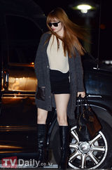 组图：韩团T-ara赴越南便装亮相机场