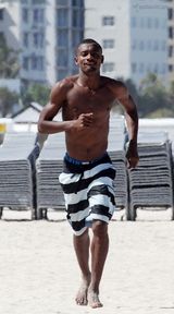 幻灯图集：科特迪瓦中场卡劳和女友迈阿密海滩戏水