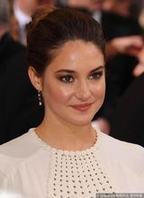 高清组图：奥斯卡红毯谢琳-伍德蕾白色礼服端庄