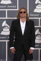 组图：第54届格莱美红毯瓦尔-基尔默大佬范儿十足