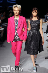 组图：韩星Key与假想妻子走秀 挽臂秀恩爱