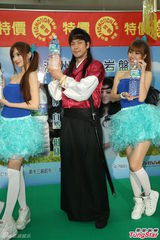 崔畅益巧扮徐福 送水讨婆婆妈妈欢心