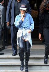 高清组图：蕾哈娜伦敦街拍牛仔短裤搭配高筒靴