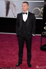 组图：奥斯卡红毯-钱宁-塔图姆热吻怀孕娇妻