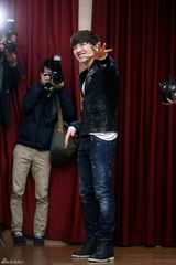 组图：韩国神话组合成员李珉宇结束兵役与粉丝见面