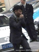 幻灯：陈志朋咳嗽疑患感冒 过马路遭司机鸣笛催促