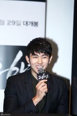 高清组图：韩片《26年》试映 任瑟雍架拐出席