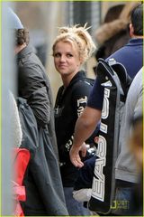 组图：布兰妮与男友棒球场秀亲密 为大儿子比赛助威