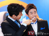 组图：韩星金明敏朴智彬亮相活动展翩翩风度