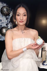 组图：周迅纯白裙出席活动 形象脱尘气质清新