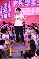 组图：胡夏渴望演赛车手 郑欣宜否认与老外激吻